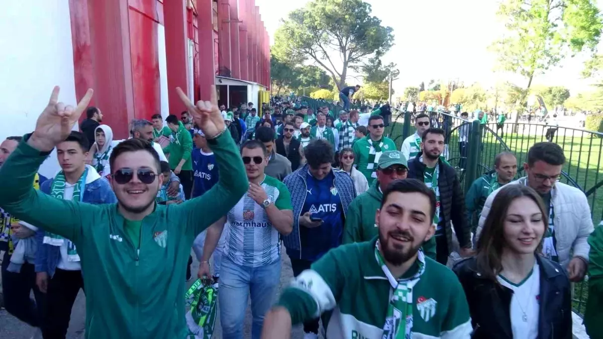 Bursaspor TFF 3. Lig'de Şampiyon Olup 2. Lig'e Yükseldi