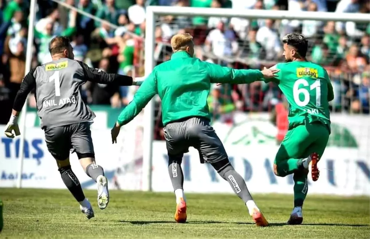 Bursaspor, Artvin Hopaspor'u 2-1 Yenerek Şampiyonluğunu İlan Etti