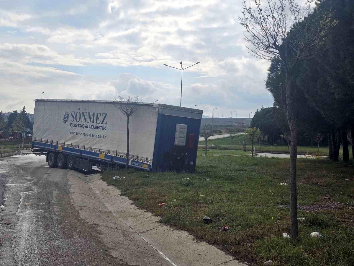 Çanakkale'de Tırın Dorsesi Yolda Çıktı