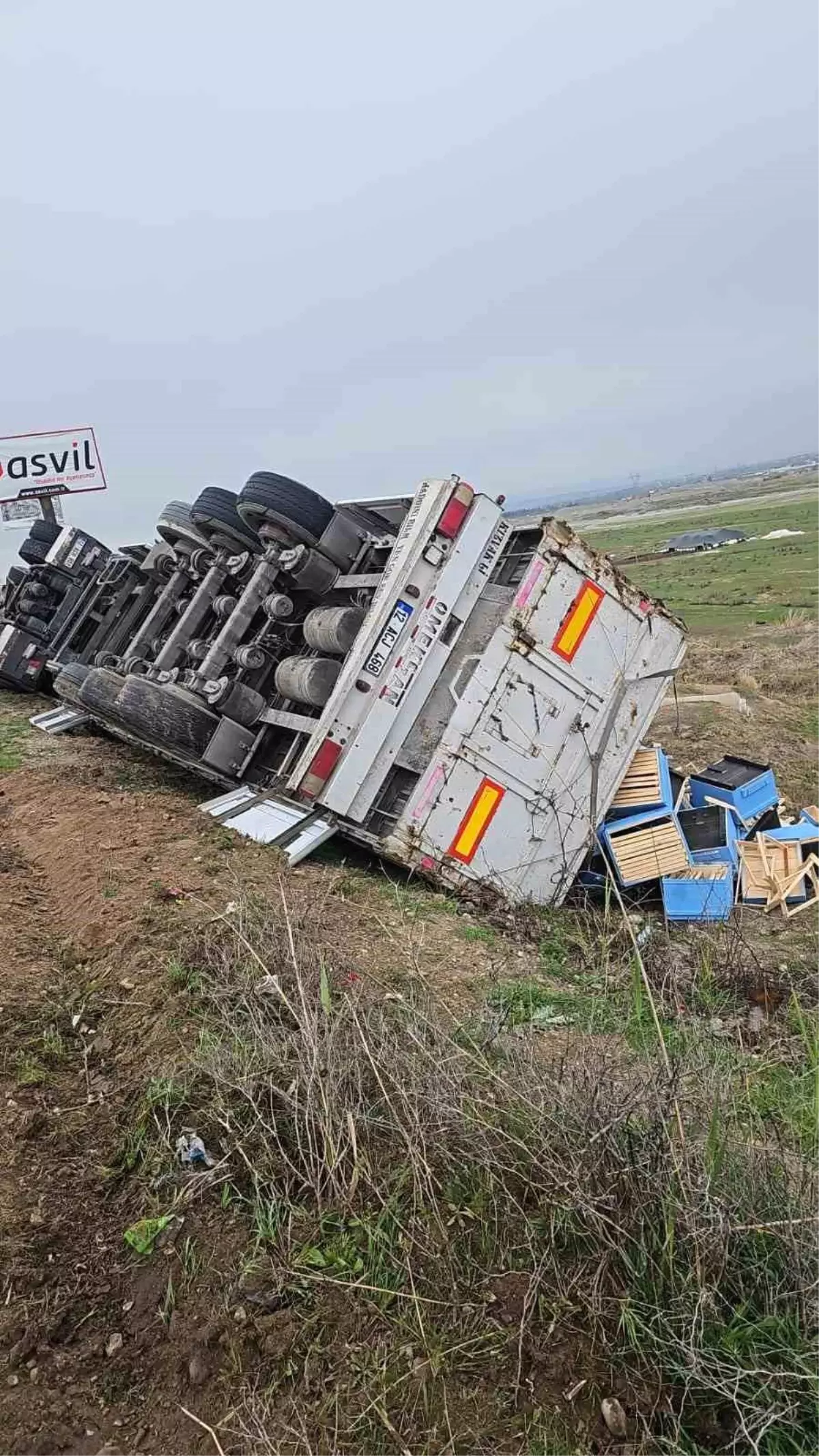 Diyarbakır'da Tır Kazası: Sürücü Yaralandı