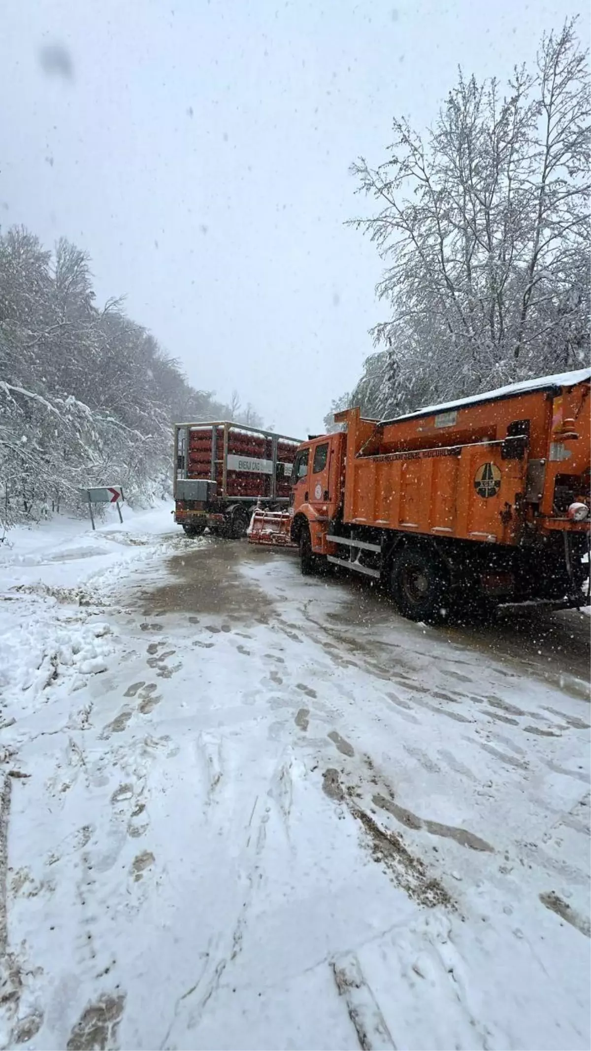 Doğalgaz Tüplü Tır Kaza Yaptı, Yol Ulaşıma Kapandı