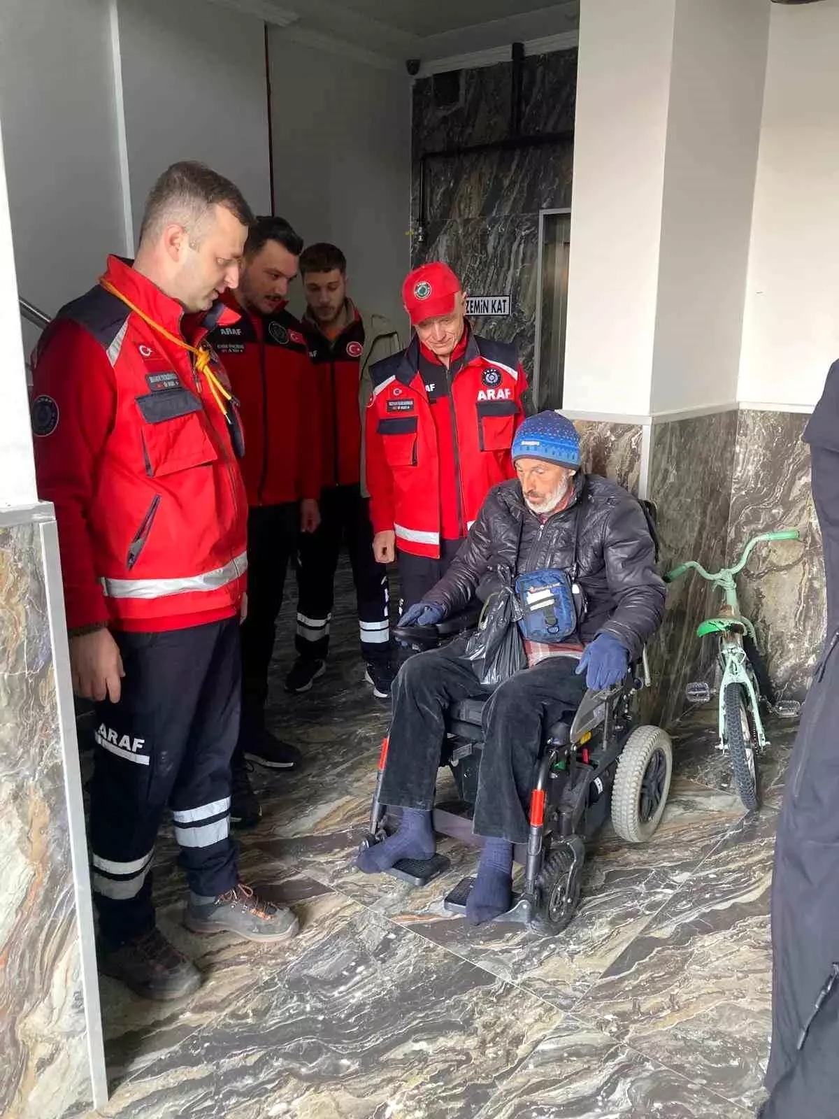 Rize'de Elektrik Kesintisi Sırasında Engelli Vatandaşa Kurtarma Operasyonu