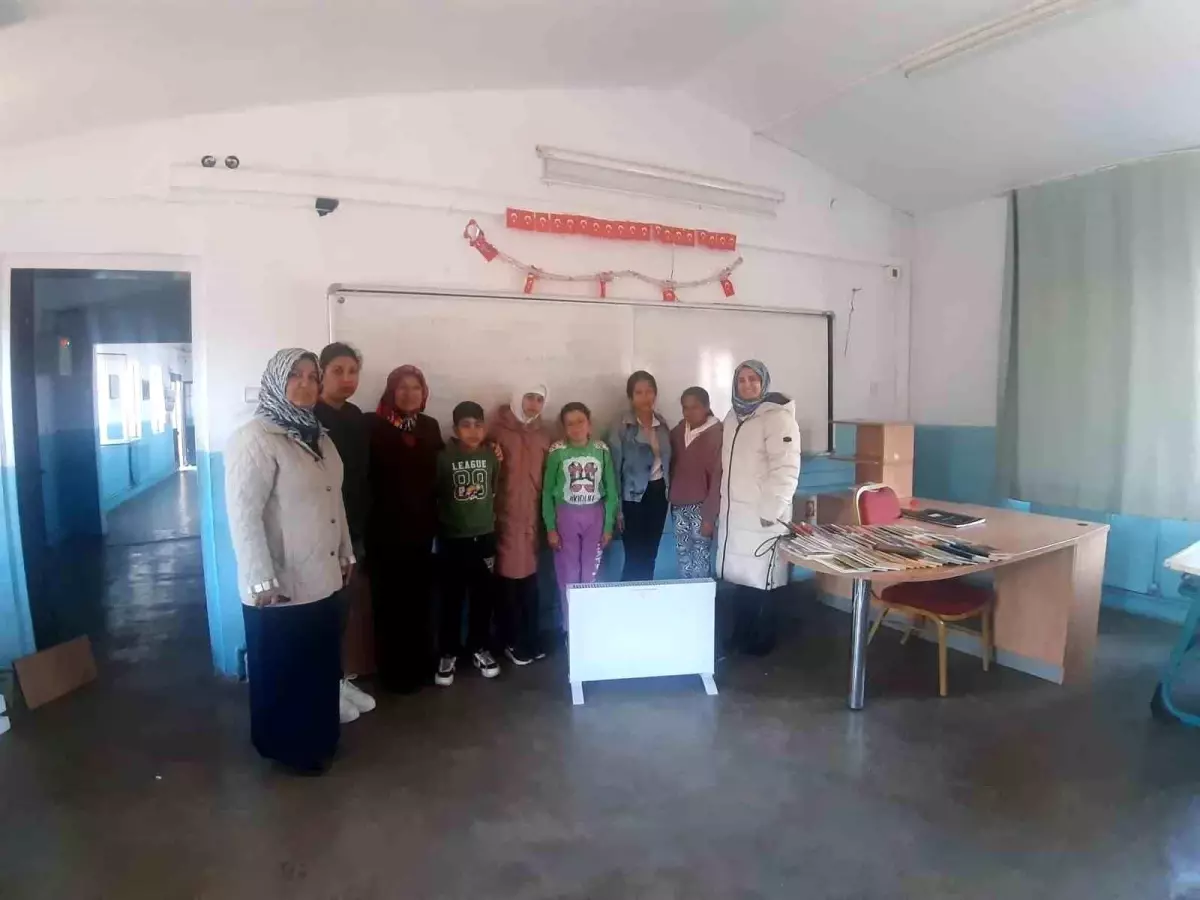 Fatih Mahallesi'nden Ilıcabaşı Ortaokulu'na Elektrikli Isıtıcı ve Kitap Bağışı