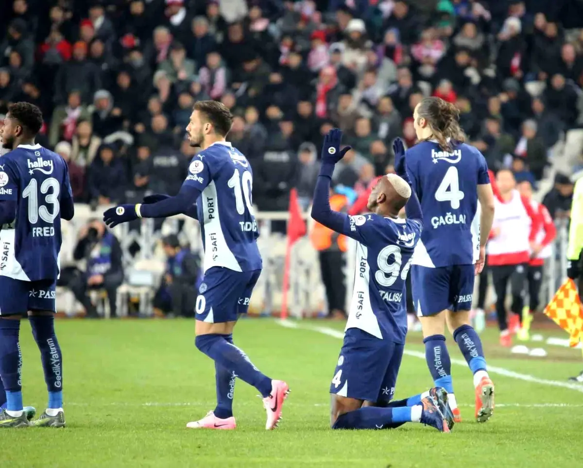 Fenerbahçe, Sivasspor'u 3-1 yenerek 3. galibiyetini aldı
