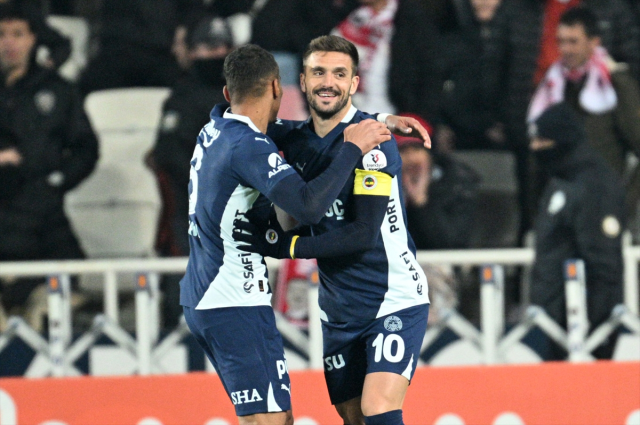 Fenerbahçe, Sivasspor'u 3-1 mağlup etti