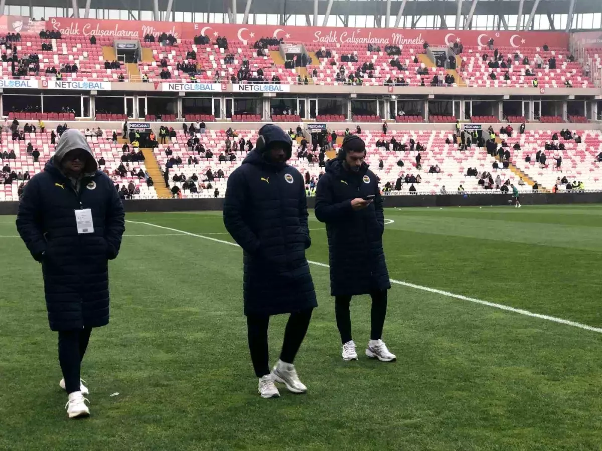 Fenerbahçe ve Sivasspor Maçından Önce Zemini İnceledi