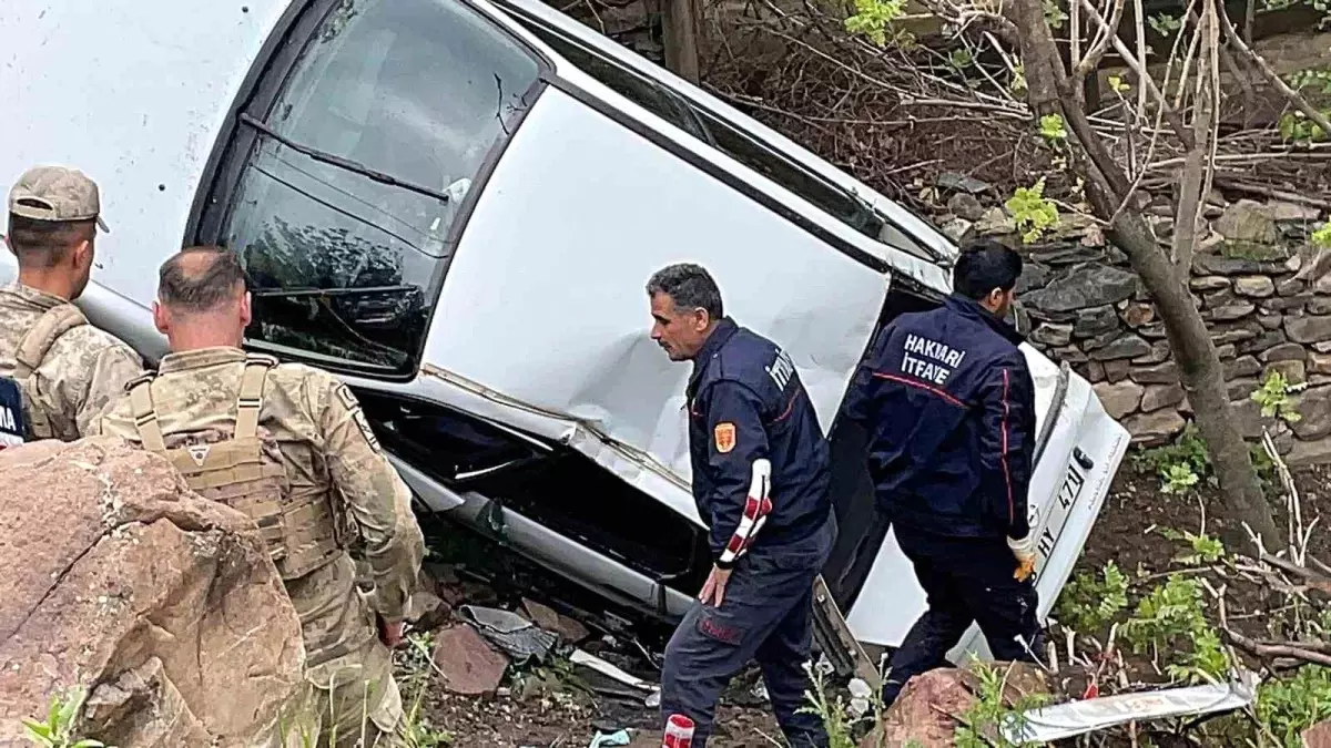 Hakkari'de Yağışlı Havada Otomobil Şarampole Yuvarlandı: 4 Yaralı