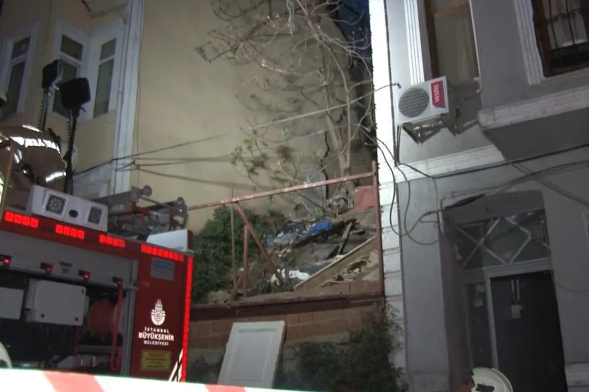 İstanbul'da 2 katlı bina çöktü