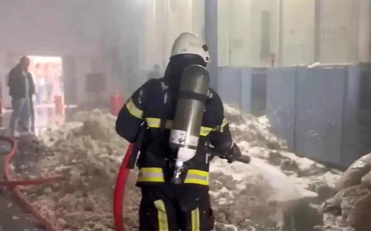 Kahramanmaraş'ta Tekstil Fabrikası Yangını Söndürüldü