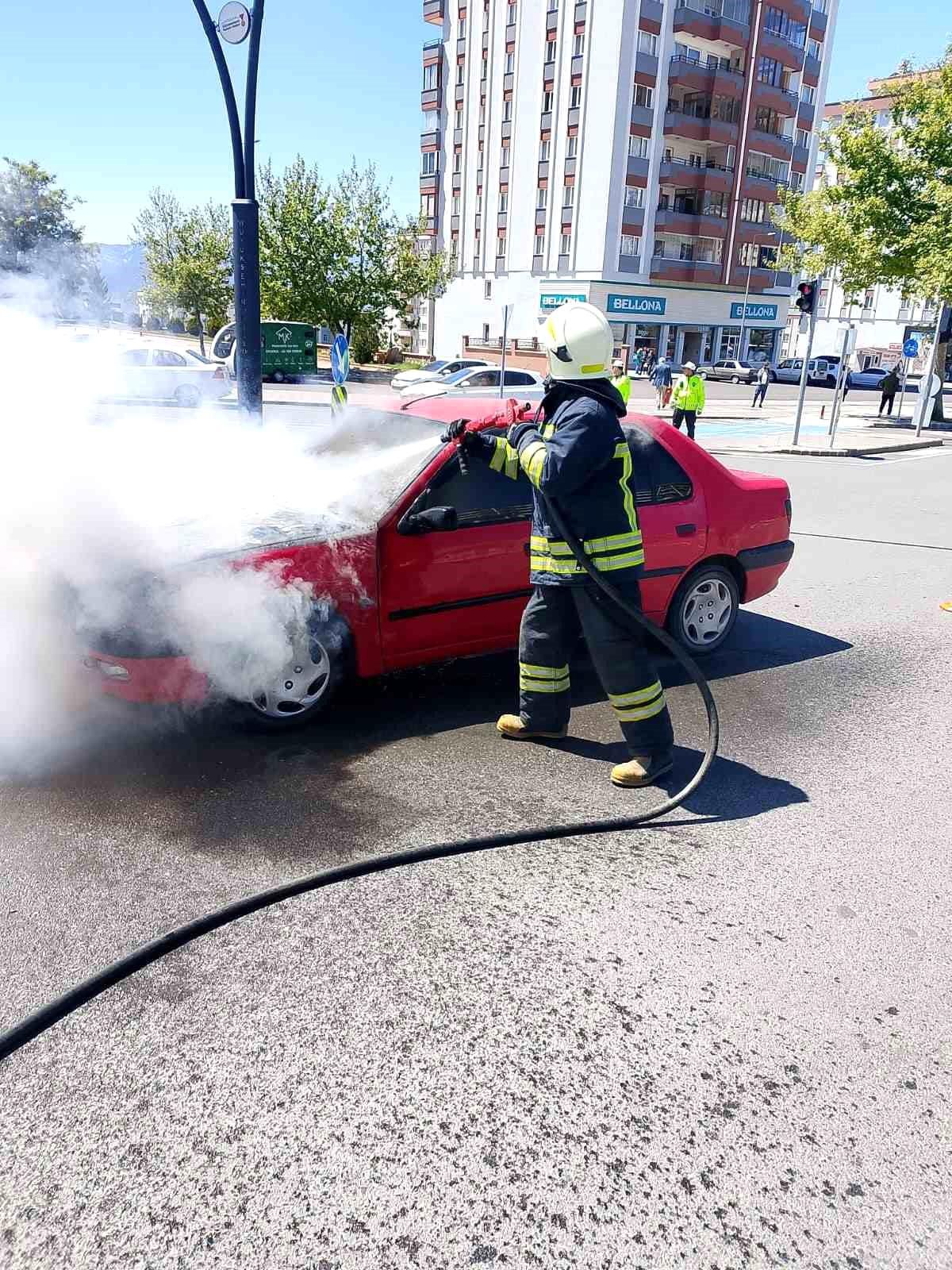 Kahramanmaraş'ta Seyir Halindeki Otomobilde Yangın