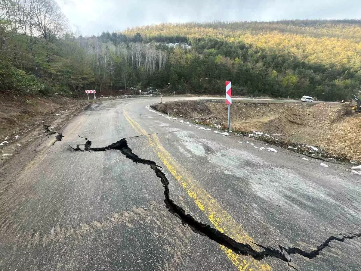 Kastamonu'da Heyelan Nedeniyle Devrekani-Çatalzeytin Yolu Kapandı