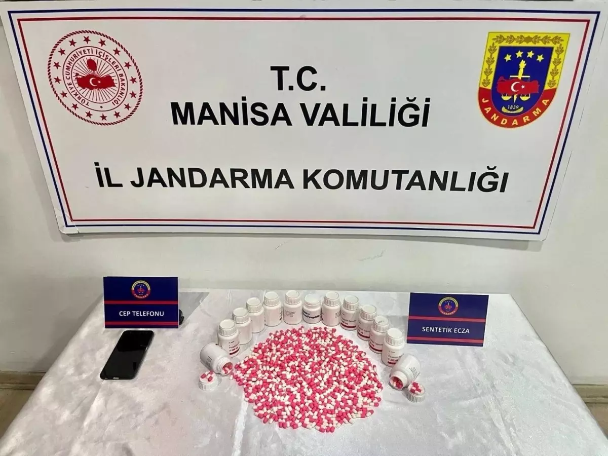 Manisa'da Jandarma Operasyonu: 1108 Sentetik Ecza Hapı Ele Geçirildi