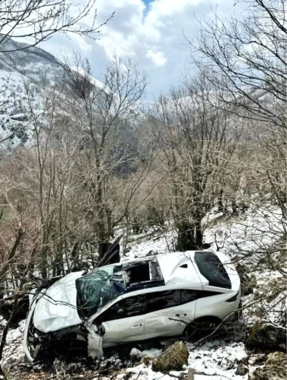 Muş-Kulp Karayolunda Feci Kaza: Uçuruma Yuvarlanan Araçtakiler Yaralı Kurtuldu