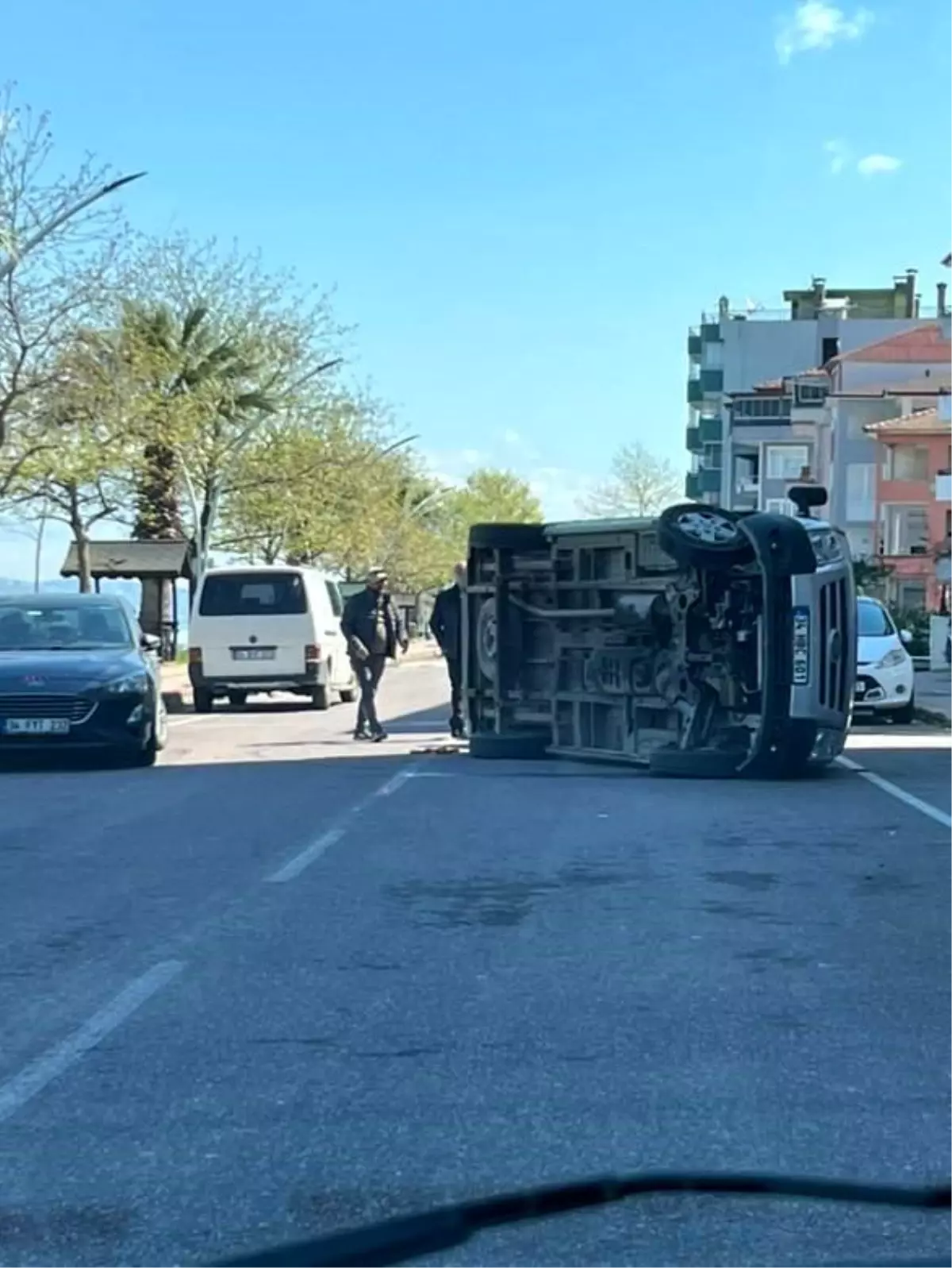 Gölcük'te Otomobil Kazası: Sürücü Sağ Kurtuldu