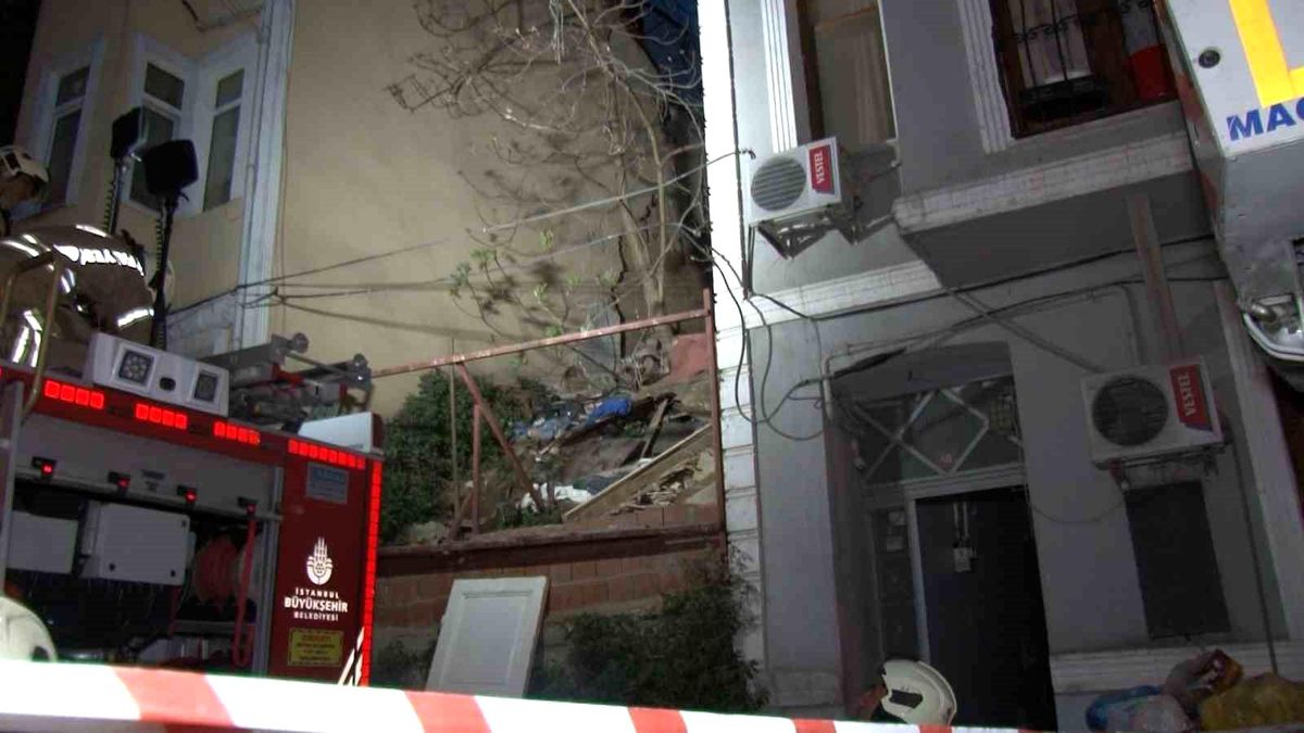 İstanbul'da Boş Binada Kısmi Çökme