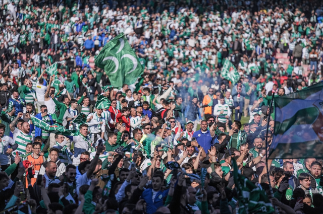 Son düdükten sonra olanlar oldu! Şampiyon Bursaspor'un taraftarları sahaya daldı Son düdükten sonra olanlar oldu! Şampiyon Bursaspor'un taraftarları sahaya daldı