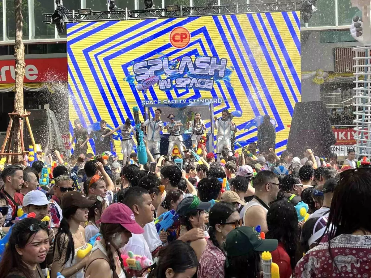 Tayland'da Renkli Songkran Su Festivali Başladı