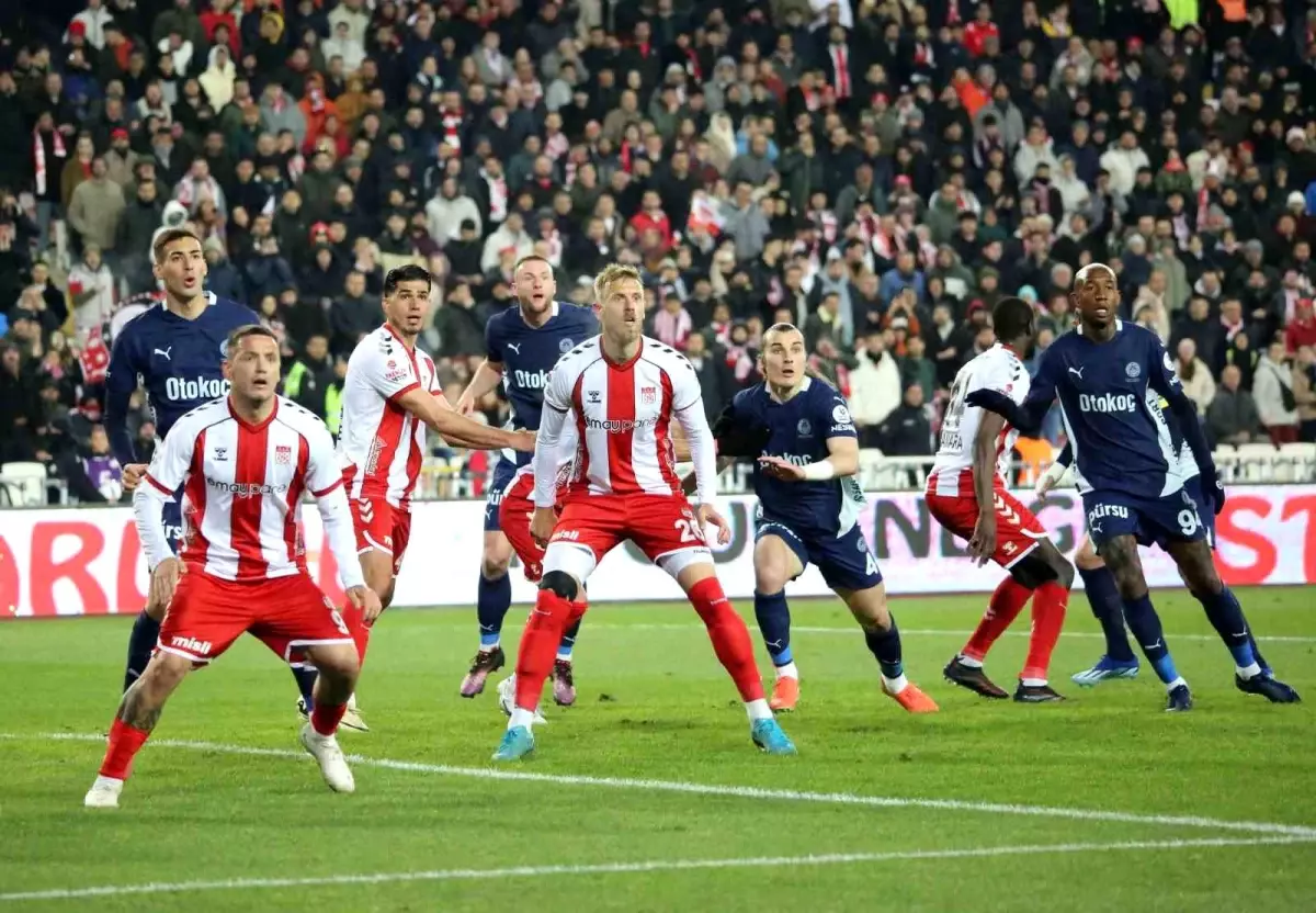 Fenerbahçe, Sivasspor'u 1-0 Önde Geçti