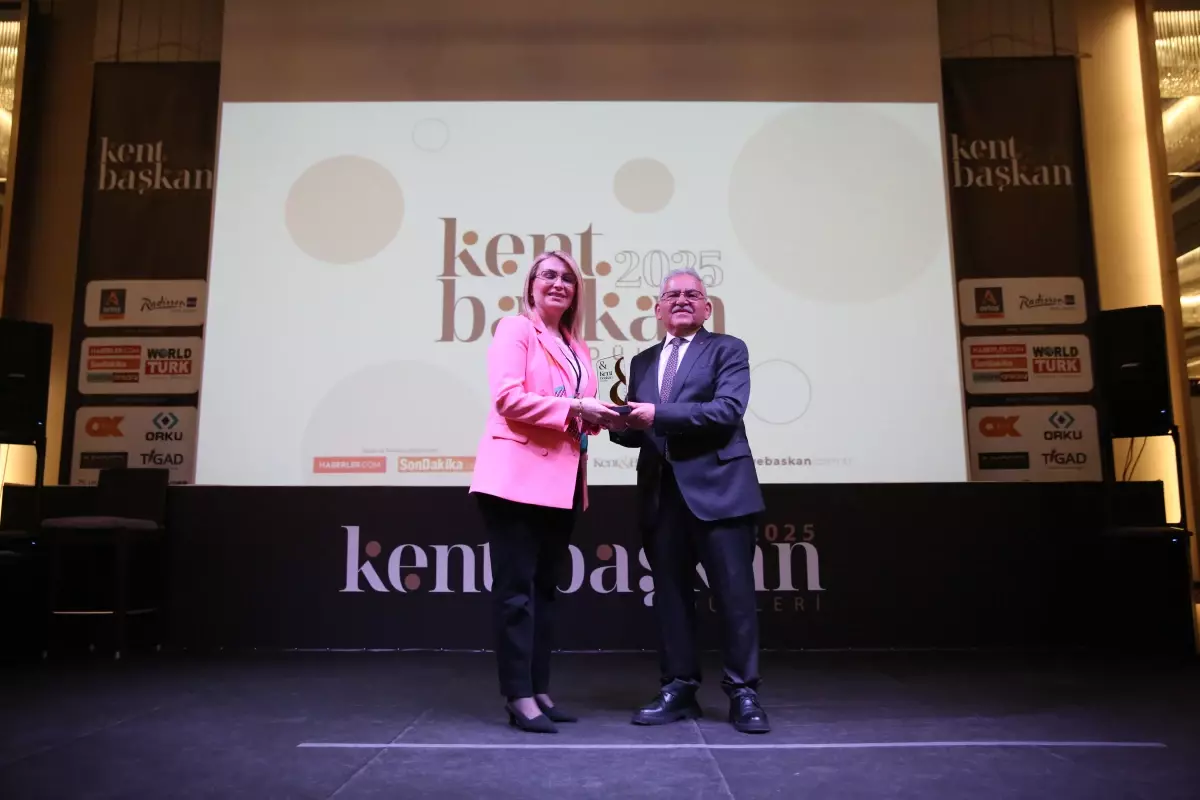 Altınova Belediye Başkanı Fazlaca'ya Kent&Başkan Ödül Töreni'nde büyük onur