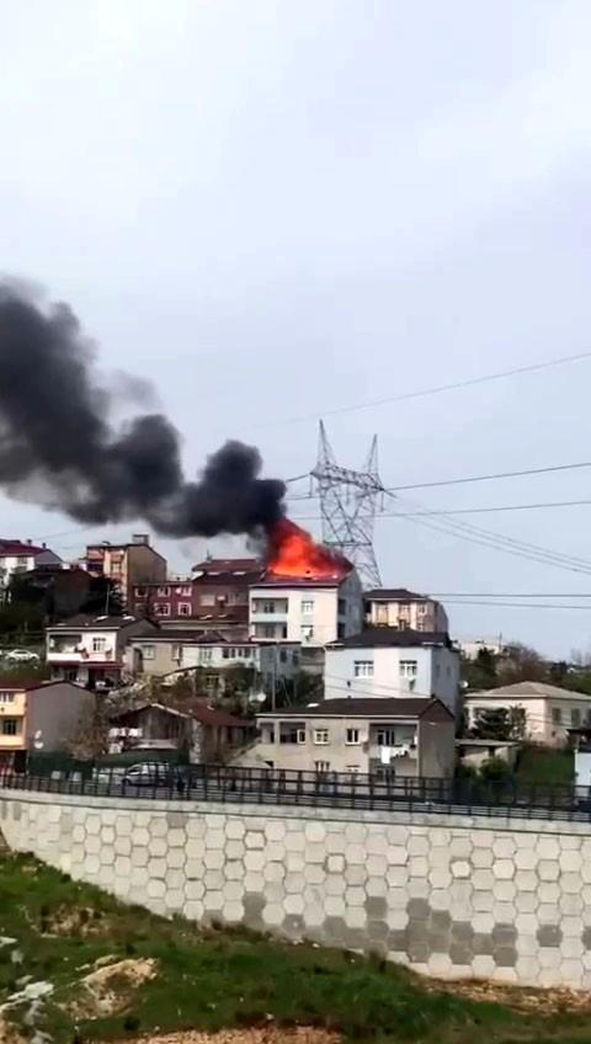 Başakşehir'de bulunan 4 katlı bir binanın çatı katında henüz bilinmeyen bir nedenle yangın çıktı