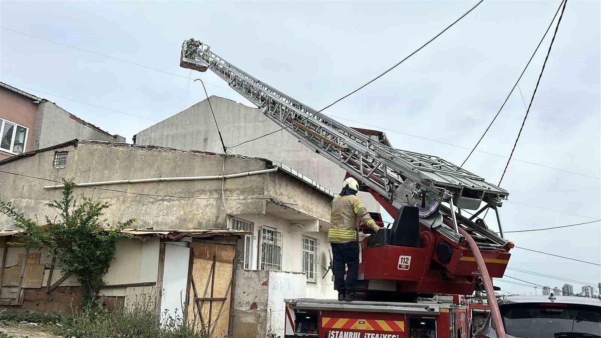 İstanbul Başakşehir'de Çatı Yangını