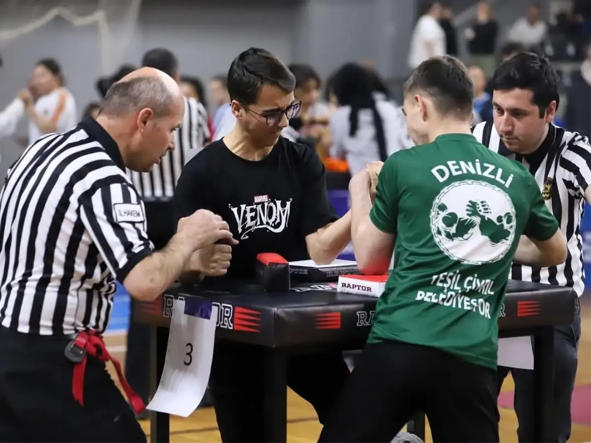 Denizli'de Bilek Güreşi Gençler Grup Şampiyonası Tamamlandı