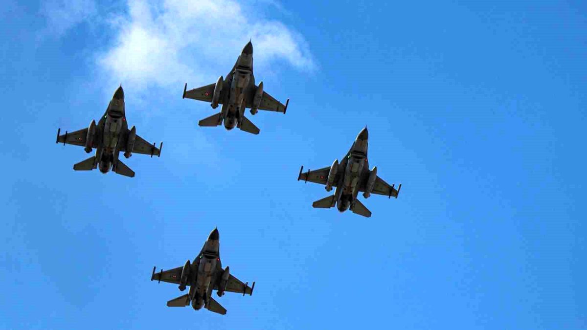 Bolu semalarında F-16 uçakları saygı uçuşu gerçekleştirdi