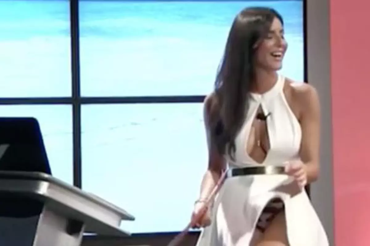 Canlı yayında iç çamaşırı görünen kadın sunucu ne yapacağını şaşırdı