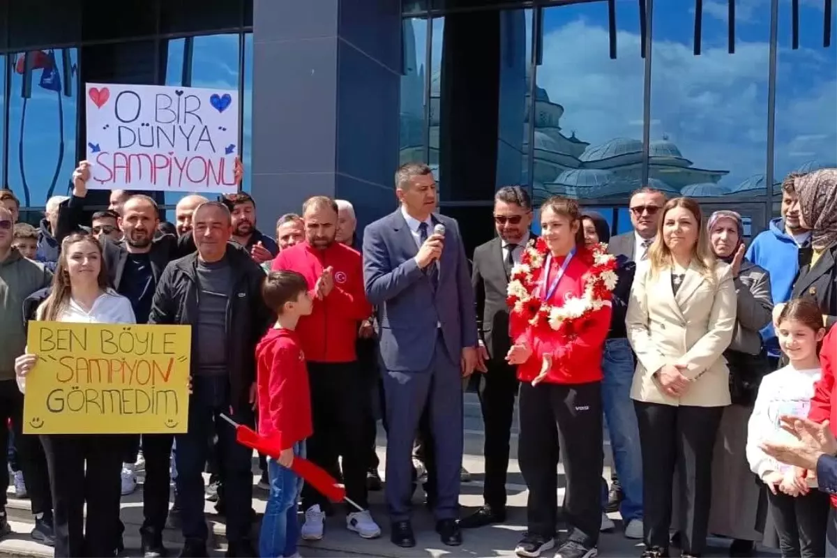 Dünya Şampiyonu Esma Nur Kara, Tekirdağ'da Coşkuyla Karşılandı