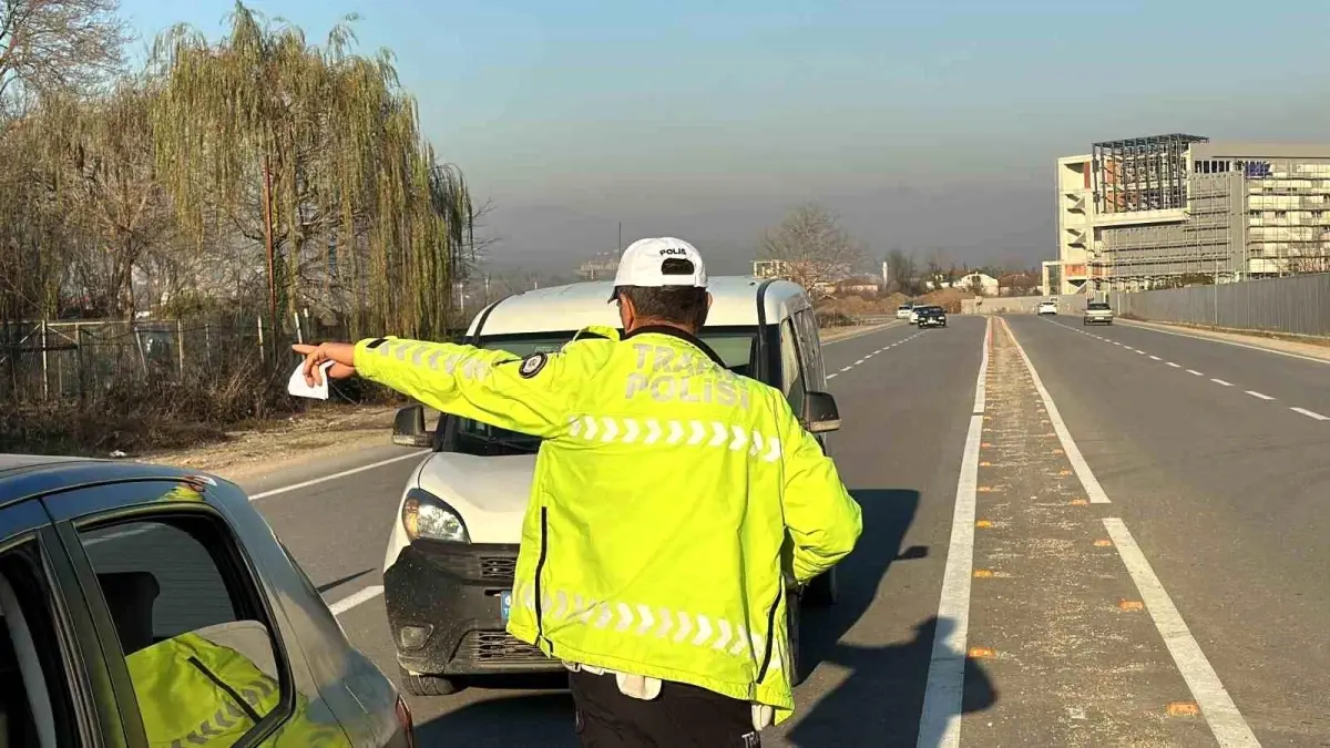 Düzce'de Trafik Denetimlerinde 15 Bin Araç Kontrol Edildi