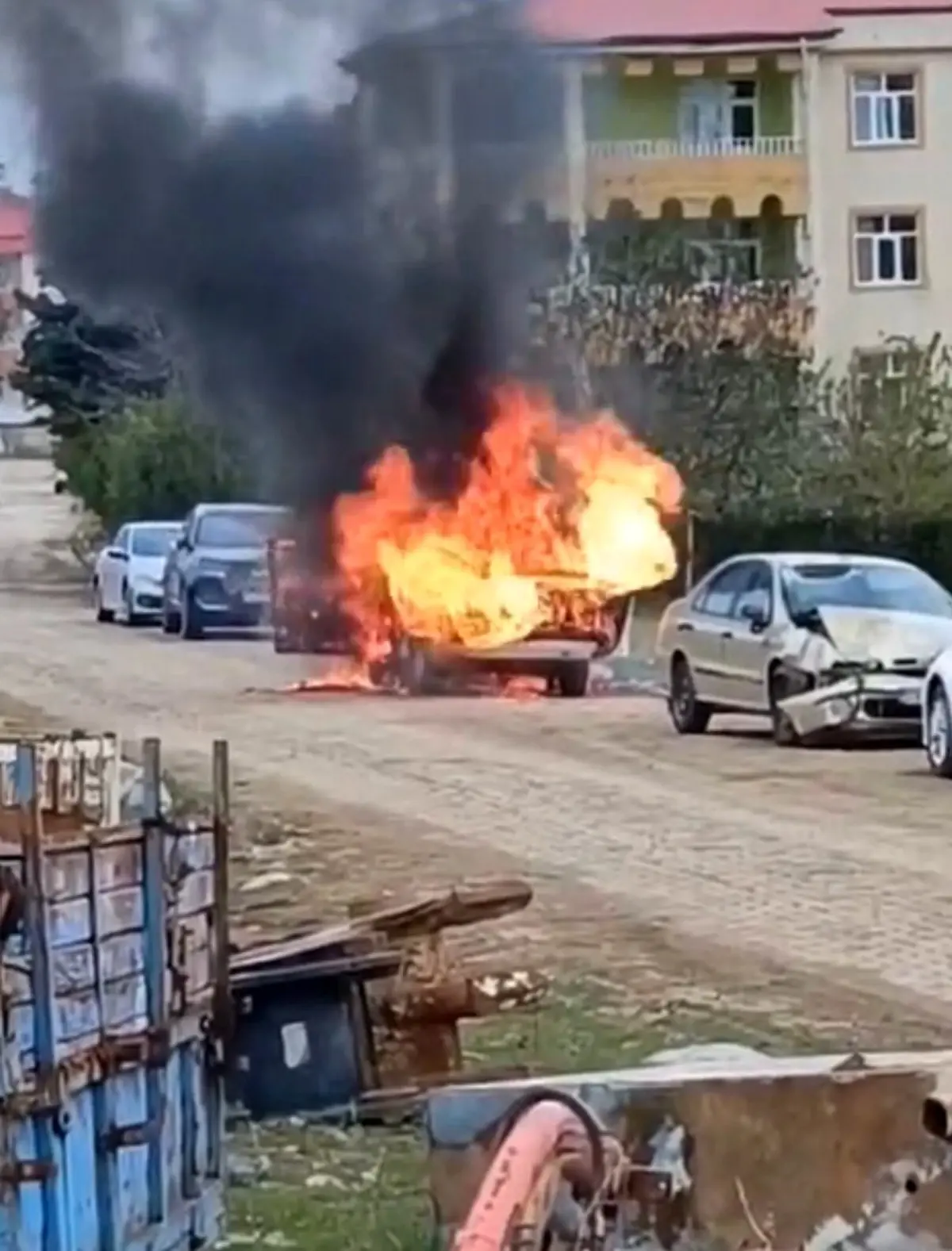 Elazığ'da Park Halindeki Araç Alev Alev Yandı