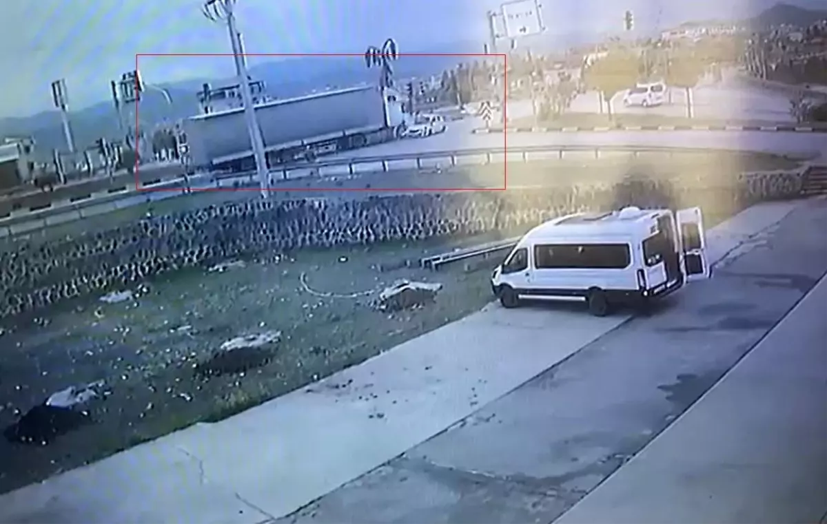 Gaziantep'te Tır ile Çarpışan Otomobildeki Anne ve Oğul Hayatını Kaybetti
