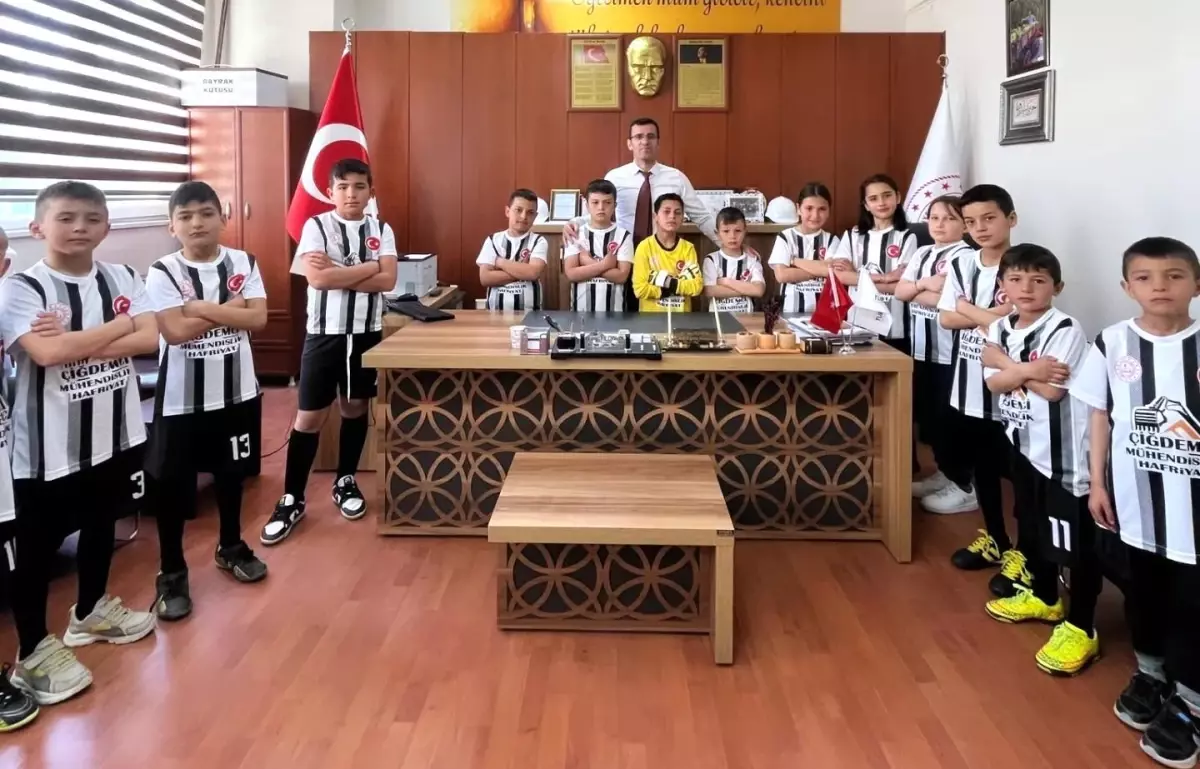 Hayırsever İşadamı Ali Sarı, Forma Olmayan Öğrencilere Destek Oldu