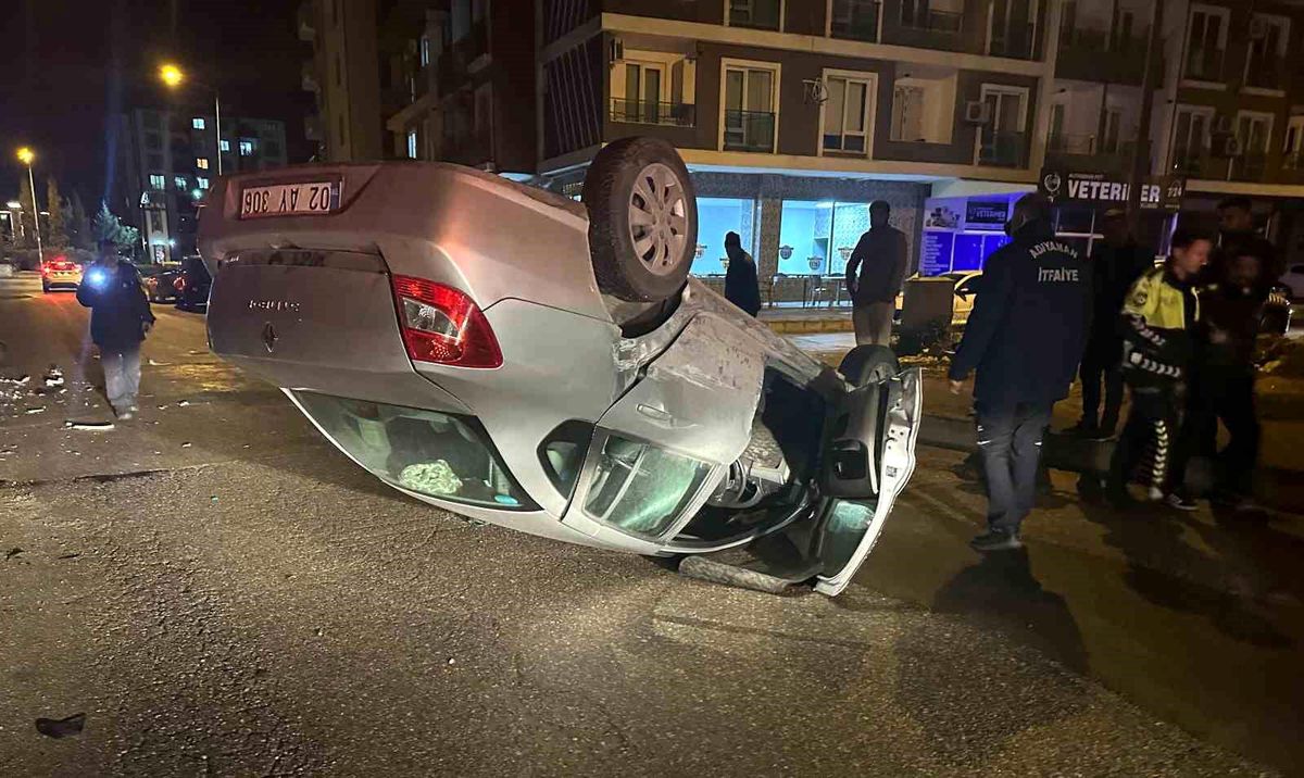 Adıyaman'da İki Otomobil Çarpıştı, Ters Dönen Araçta Yaralanan Yok