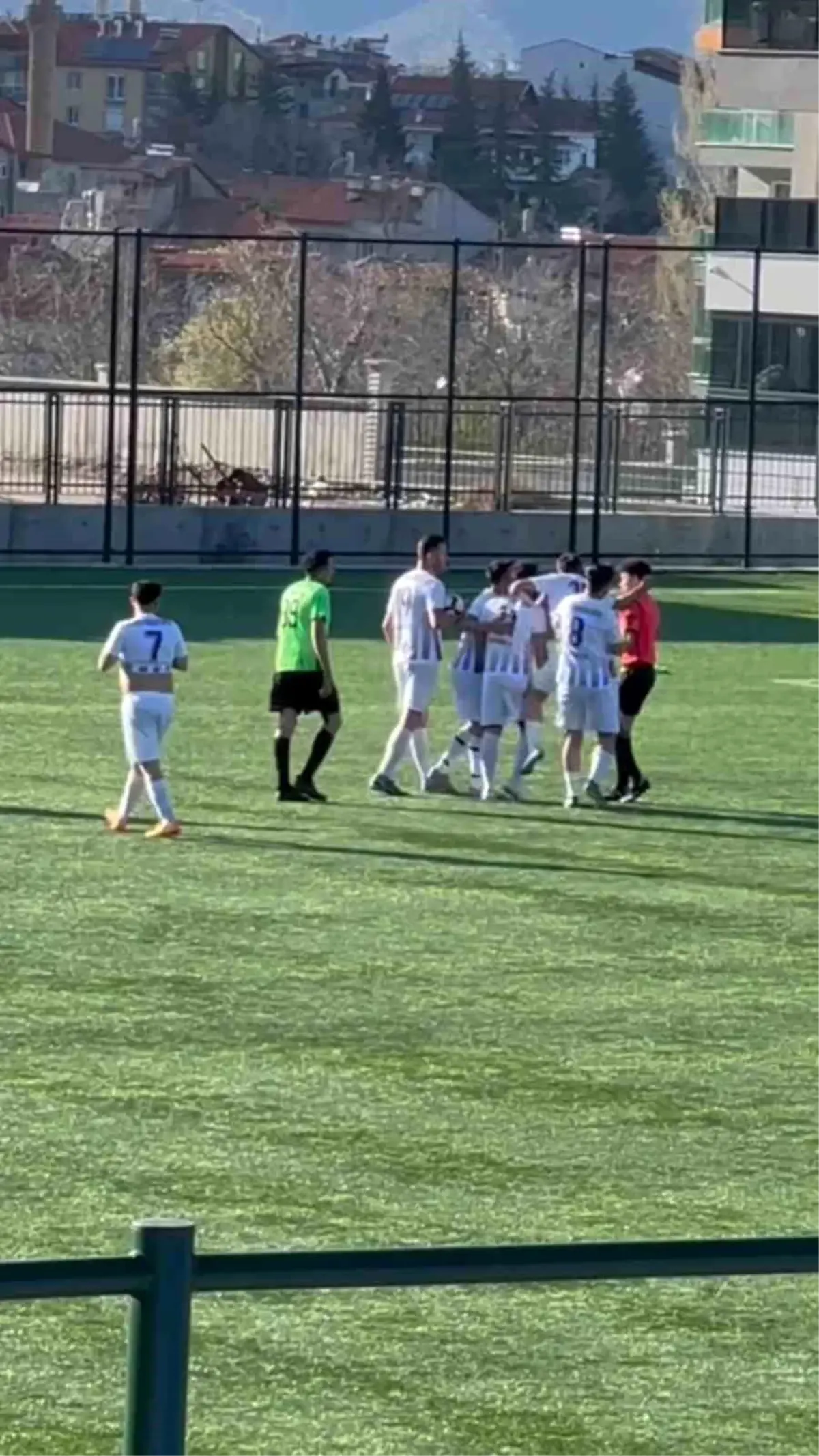 Amatör Futbol Maçında Hakeme Fiziki Saldırı