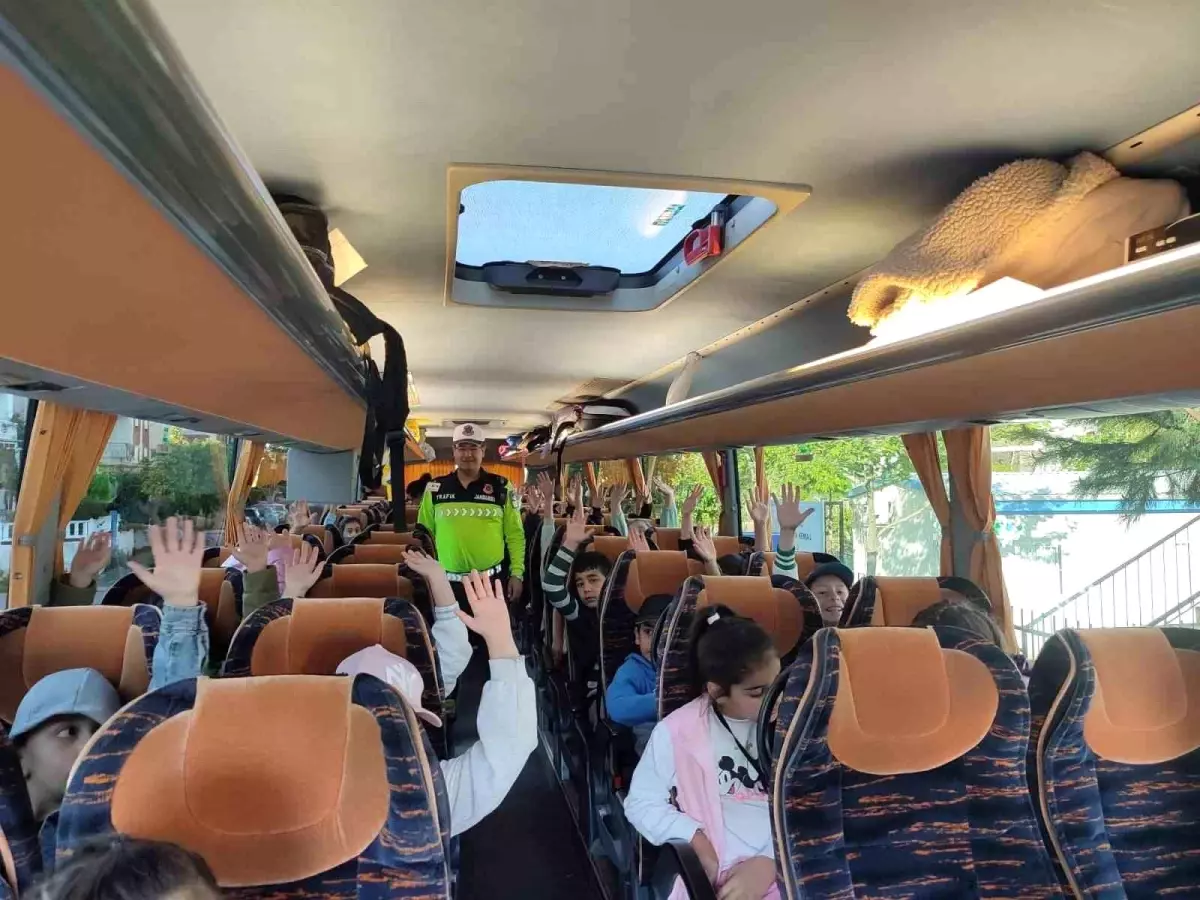 Kuşadası'nda Okul Gezisi Öncesi Servis Araçları Kontrol Edildi