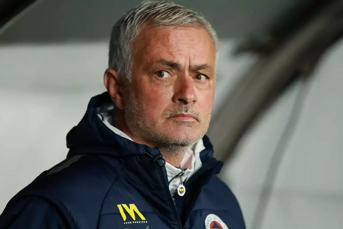 Jose Mourinho Sivasspor maçı biter bitmez telefonu eline aldı