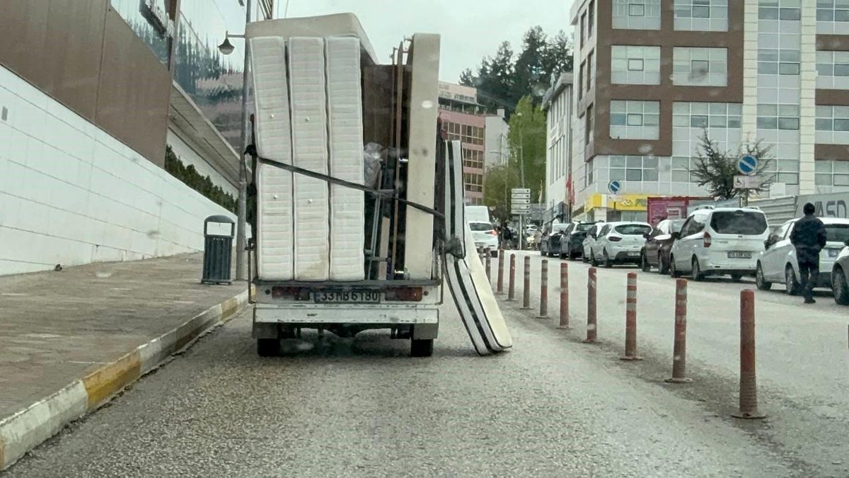 Karabük'te Yolda Düşen Yatak Tehlike Yarattı