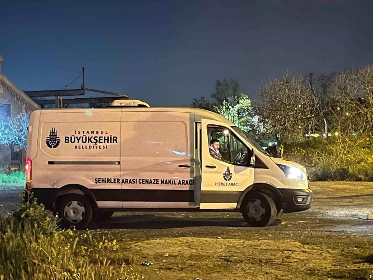 Küçükçekmece'de Boş Arazide Çürümüş Erkek Cesedi Bulundu
