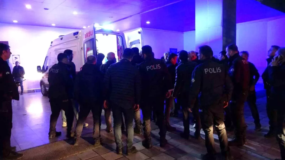 Futbol Maçında Kalp Krizi Geçiren Polis Memuru Hastaneye Kaldırıldı