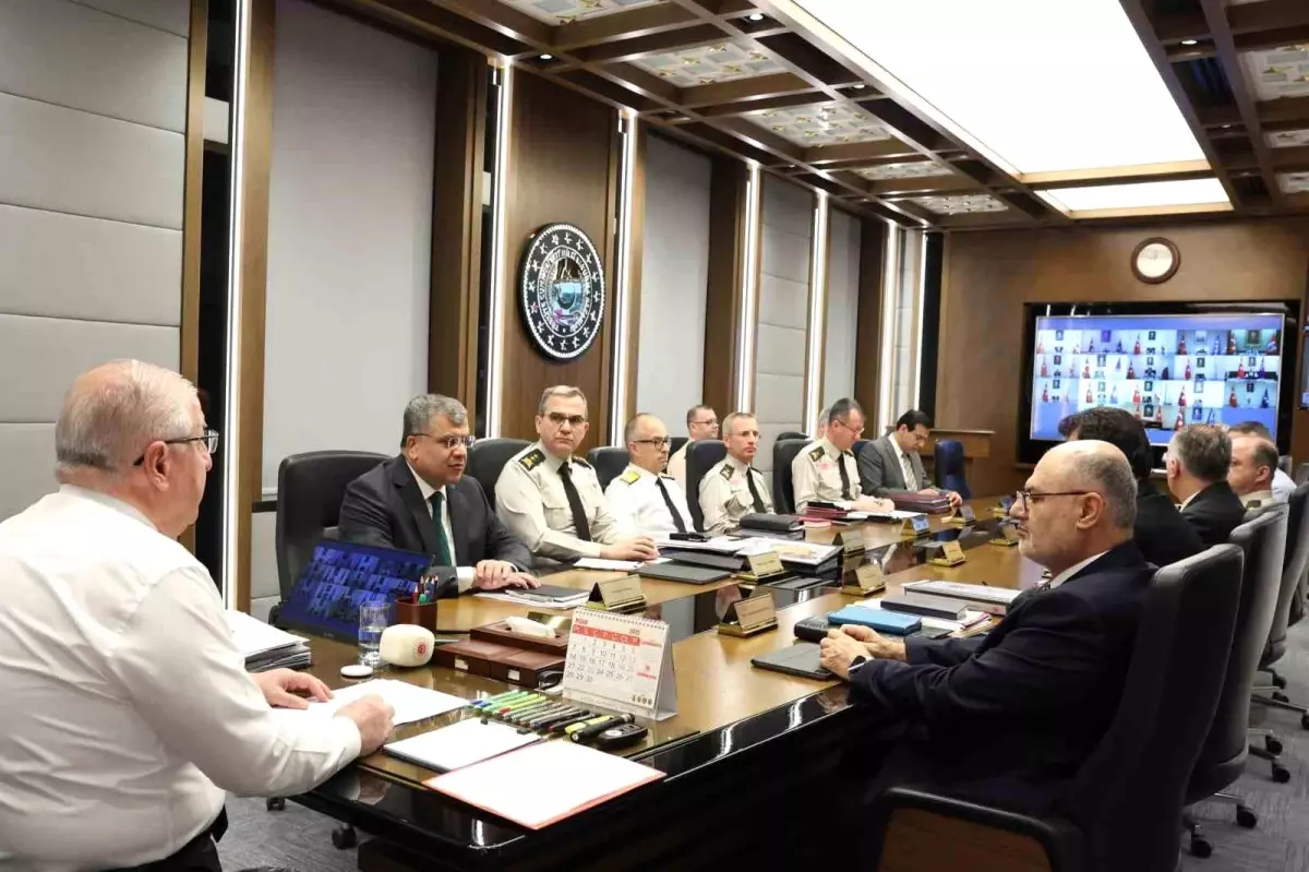 Millî Savunma Bakanı Güler: 'Yeni Suriye Hükûmeti ile SDG arasında varılan mutabakat kapsamında belirli bölgelerdeki çekilme ve devir süreci dikkatle...