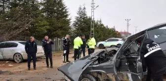 Otomobil kağıt gibi ezildi: 3 ölü, 3 yaralı