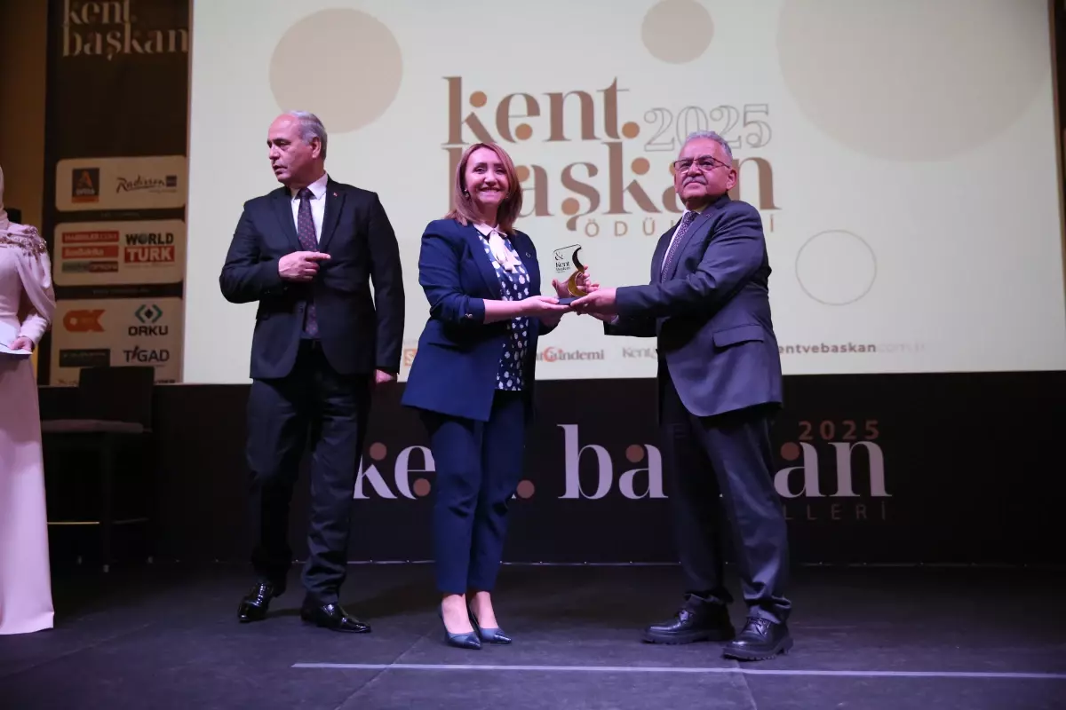 Pazaryeri Belediye Başkanı Zekiye Tekin, Kayseri'deki Ödül Töreninde Konuştu