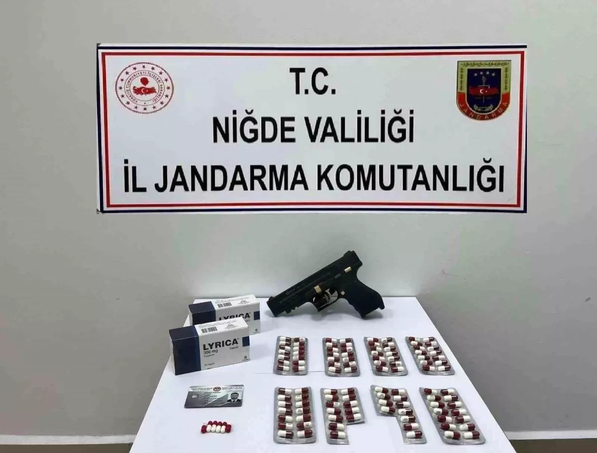Niğde-Pozantı Otoyolu'nda Şüpheli Araçta Uyuşturucu ve Silah Ele Geçirildi