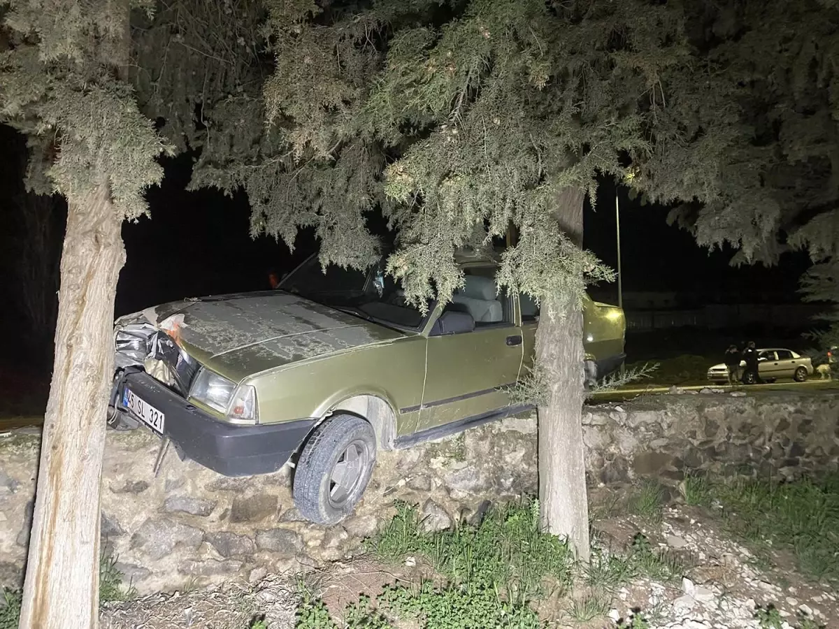Kula'da Kalp Krizi Geçiren Sürücü Ağaca Çarptı