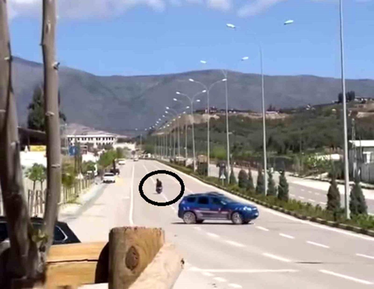 Ters Yönde Kaçan Motosikletli Şahıslar Jandarma Tarafından Yakalandı