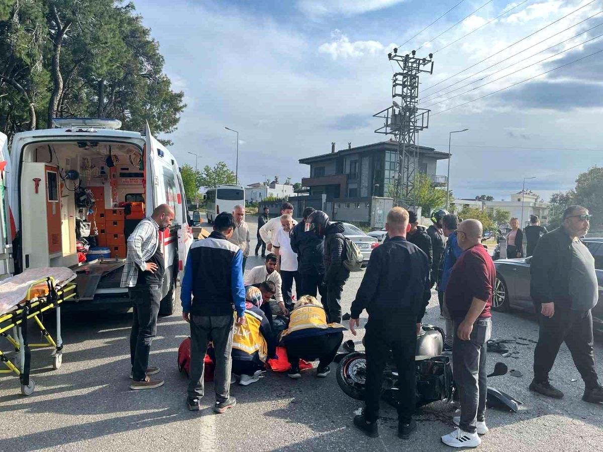 Antalya'da trafik kazası: Motosikletle tur aracı çarpıştı, bir yaralı