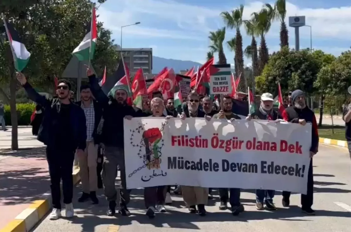 Akdeniz Üniversitesi Öğrencilerinden Gazze'ye Destek Yürüyüşü