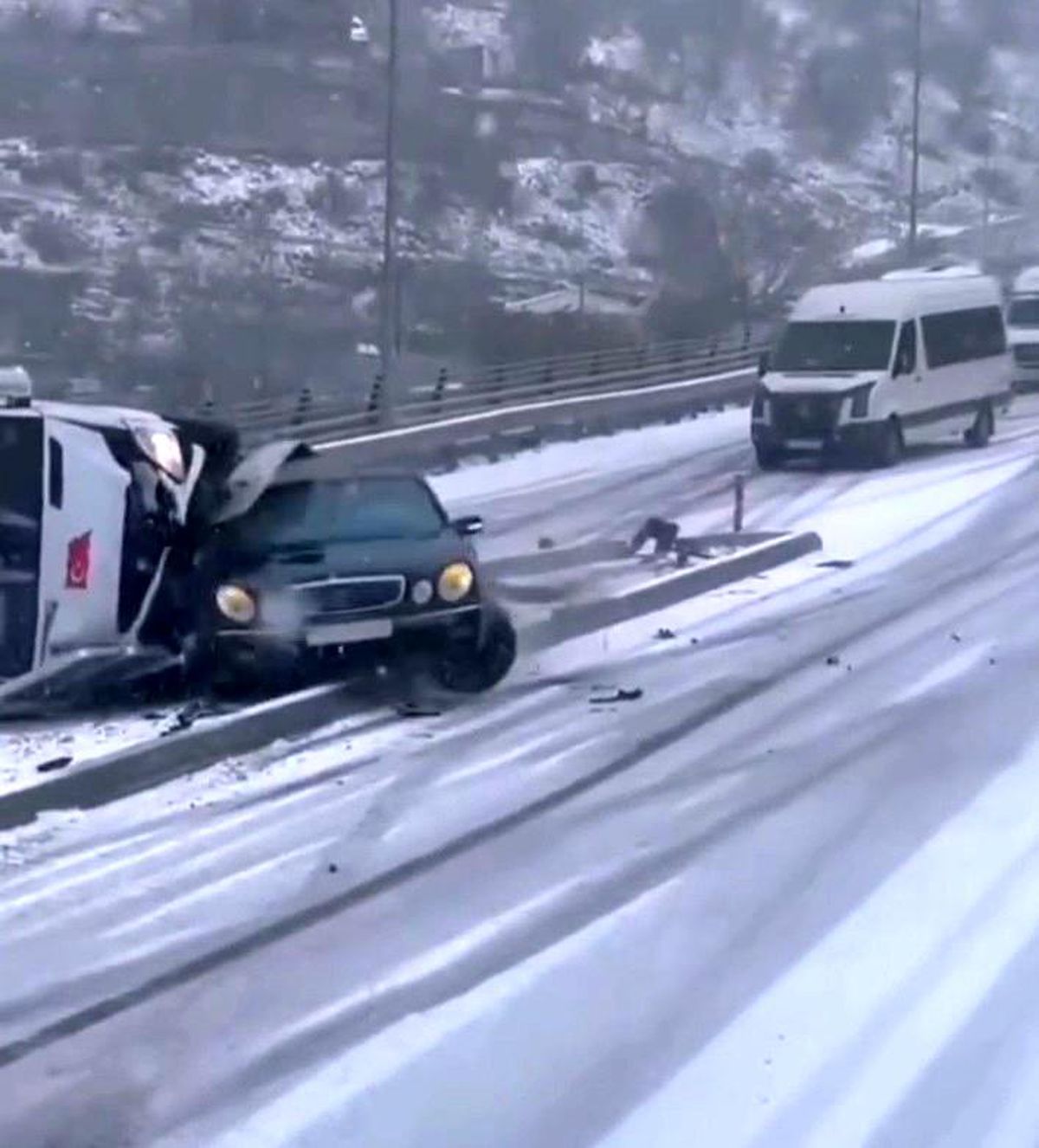 Kayseri'de Kar Yağışı Kazalara Neden Oldu: 2 Yaralı