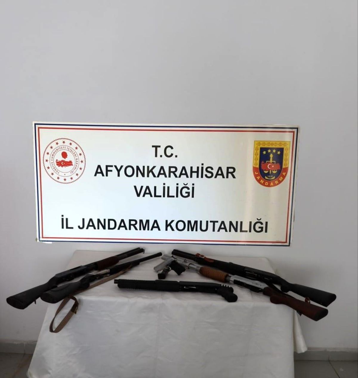 Afyonkarahisar'da Ruhsatsız Silah Operasyonu: 9 Gözaltı